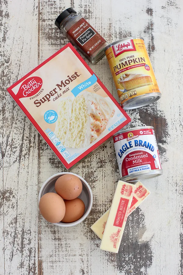 The ingredients used to make the pumpkin dump cake