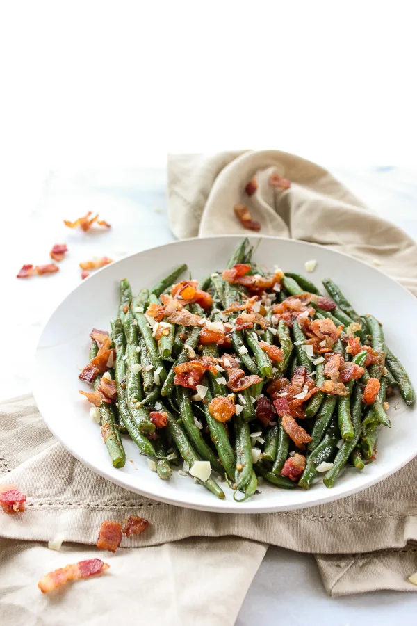 Make eating your veggies fun tonight with easy and tasty green beans with tomato and bacon. | lisasdinnertimedish.com