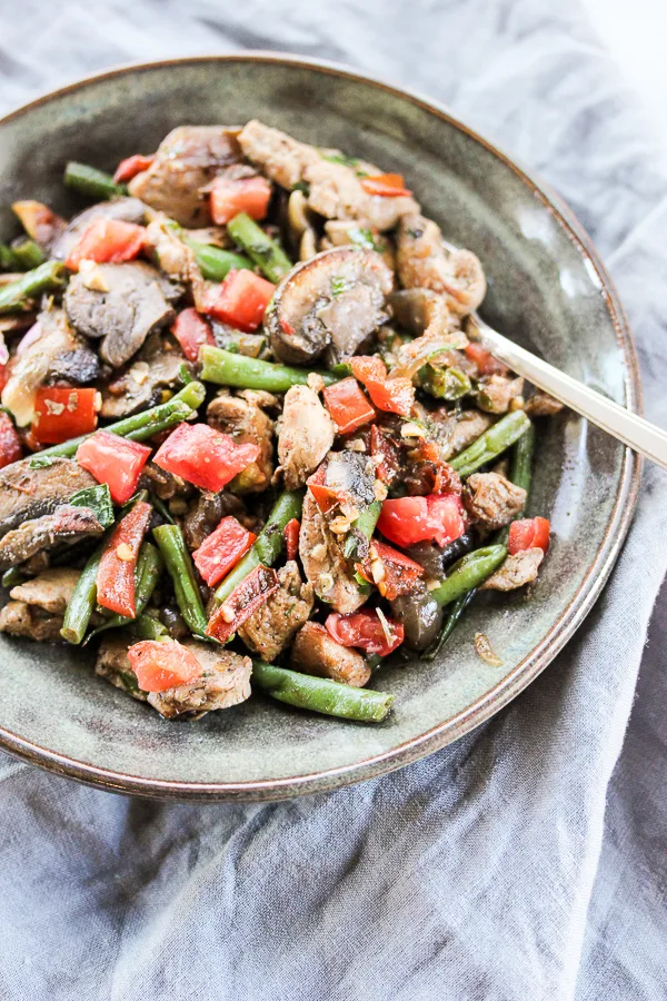 Skillet chicken vegetable toss is a healthy and richly flavored dish that's ready in less than 30 minutes, making it a great solution for busy weeknights. | lisasdinnertimedish.com
