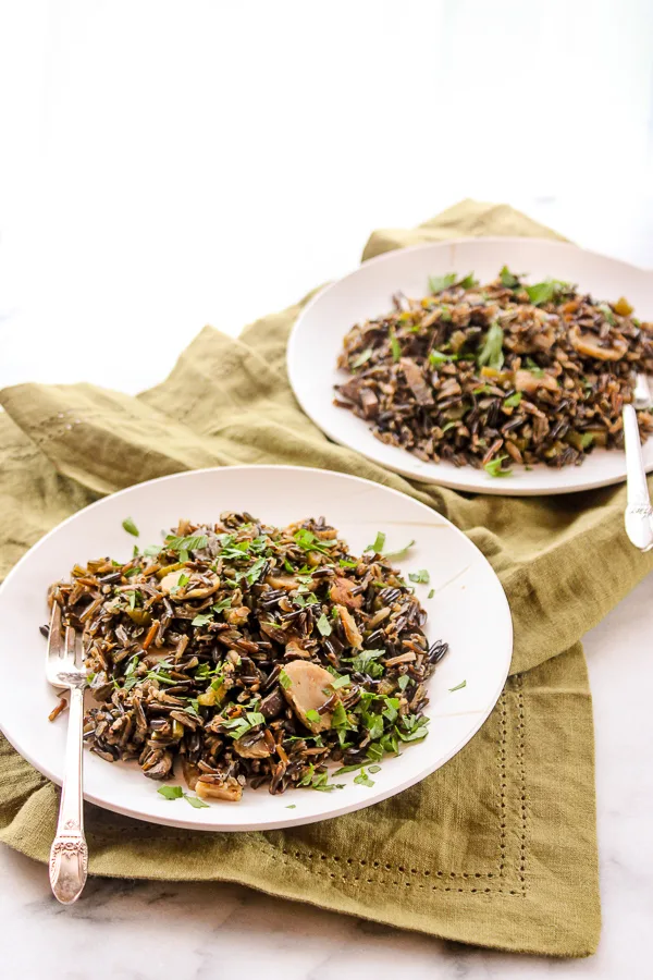 Easy and delicious Wild Rice Pilaf cooked to perfection in my Hamilton Beach Rice and Hot Cereal Cooker AND a giveaway! #hamiltonbeachricecooker ttp://amzn.to/2bhKDSA | lisasdinnertimedish.com