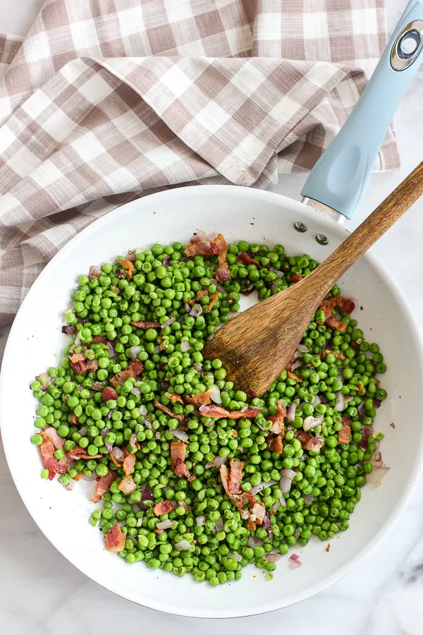 Peas, onion and bacon in skillet after sautéing.